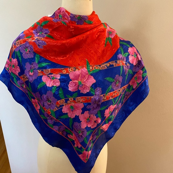 La Vilella Accessories - 💯 Silk Scarf by Parisienne designer La Vilella, Paris.